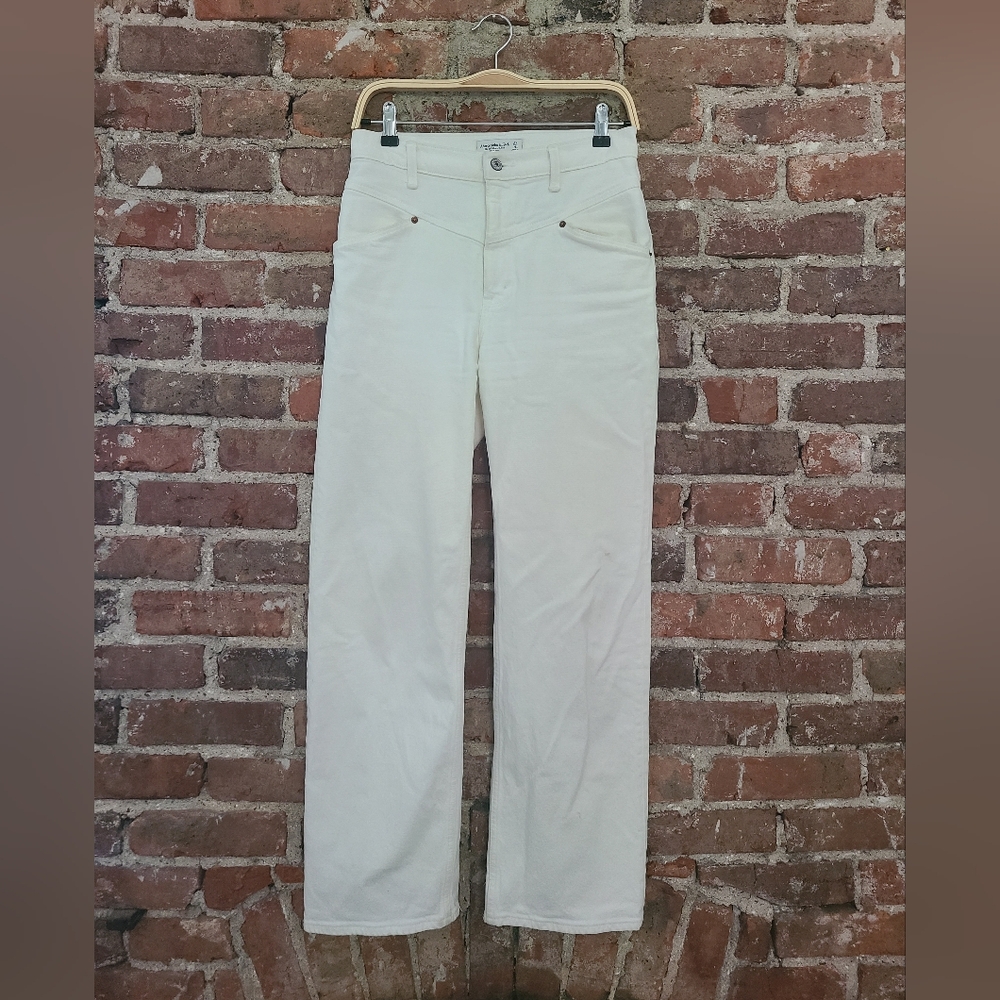 Abercrombie & Fitch 90's Relaxed High Rise White Jean